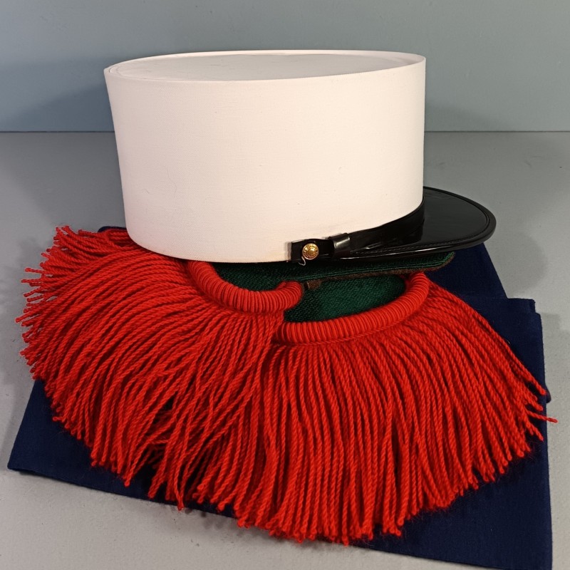 ENSEMBLE LEGIONNAIRE KEPI BLANC EPAULETTES ROUGES ET VERTES CEINTURE BLEUE LEGION ETRANGERE PARA GENIE INFANTERIE
